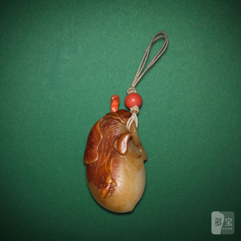十九世紀 黃玉帶皮巧雕茄子形鼻煙壺 | A RUSSET AND YELLOW JADE PEBBLE 'AUBERGINE' SNUFF BOTTLE